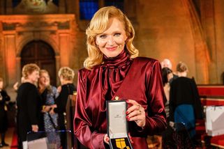 Aňa Geislerová završila úspěšný rok nejlépe, jak mohla, získala medaili Za zásluhy! Vypadala dokonale - Proženy.cz