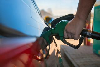Češi ztrácejí trpělivost s cenou benzínu a do auta tankují alternativní palivo s cenou 20 Kč za litr