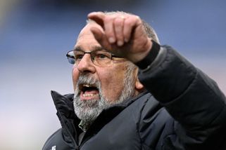 Kapitán Sparty málem ukopl Houskovi hlavu. Jasná červená, křičeli diváci. Bouřlivák Rada pak řádil na tiskovce.