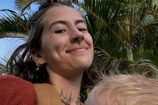 Máma s 60 tetováními čelí odsuzujícím pohledům. Když byla těhotná, cizí muž jí řekl krutou poznámku