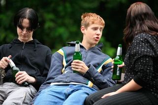 Muž na Chomutovsku koupil na požádání dětem dvě láhve vodky, dívka skončila na JIP - Novinky