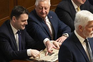 Macinka si při projevu prezidenta Pavla listoval starým Rudým právem