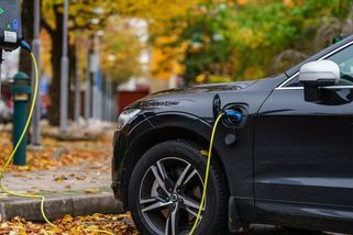 Konec výhod. Elektromobily mají začít platit za dálnice stejně jako spalovací vozy, navrhuje ministr