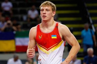 Ukrajinský zápasník se při vyhlašování vítězů otočil zády k vlajkám. Reagoval tak na ruskou hymnu