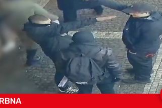 Hajlování, rozbitá výloha, útok pěstmi. Policie hledá povedenou partu