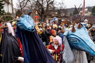 FOTO: Barevný průvod, masky a energie, která pohltila celé město. Roztoky předvedly výjimečnou show - Novinky