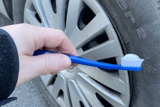 Zubní pasta vyleští kola do hezčího stavu, než byla jako nová: Funguje to na elektrony, ale i poklice a plecháče