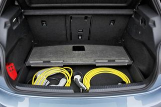 Chtěli po něm 430 000 Kč za novou baterii. Majitel elektromobilu „autorizák“ vyškolil a zaplatil jen 22 tisíc v obyčejné dílně