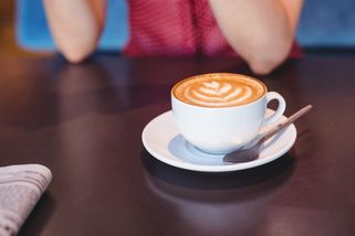 Dehydratuje, ruší spánek, zpomaluje vývoj? Pravdy a mýty o milované kávě - Novinky