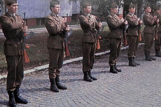 Modrá knížka za socialismu jako těžko dosažitelný sen, předmět závisti i pohrdání - Médium.cz