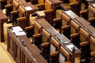 Poslanci budou mít více peněz na asistenty - Novinky