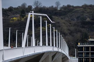 Lampa „rebelka“ na Dvoreckém mostě. Proč svítí mimo něj? - Seznam Zprávy