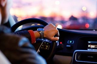 Povinný výdaj pro české řidiče opět roste. Úřady už hříšníky odhalují online