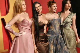 Demi Moore (61) se pochlubila vylepšeným poprsím i dcerami: Ty balóny asi brzy odletí a holky jsou celé Bruce, míní lidé - Super.cz