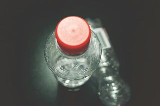 Víčka od PET lahví s poutky: Spousta Čechů je nemůže vystát. Nejde z toho pít ani nalévat - Médium.cz