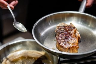 Pícháte do steaku vidličkou? Právě jste ho zkazili. Šéfkuchař vysvětluje, co dělat místo toho