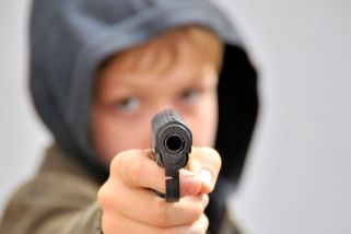 Jedenáctiletý chlapec v USA odzbrojil ve škole spolužáka s pistolí. Vyloučili ho - Novinky