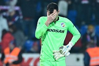 Problém pro Plzeň. Jedlička byl po tvrdé srážce odvezen do nemocnice - Sport.cz