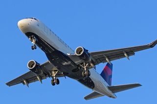 Dopravnímu letadlu v USA vlétl do dráhy bombardér. Tragédii zabránil prudký manévr pilota - Novinky