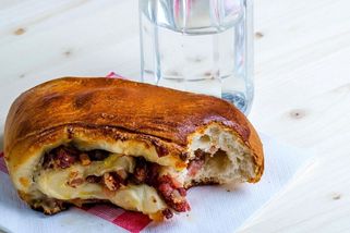 Při úklidu ve firmě dojedla nakousnutý sendvič, přišla kvůli tomu o místo - Novinky