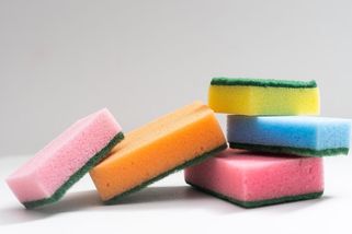 Proč jsou houbičky žluté, červené či zelené? Každá barva je na jiné nádobí - Proženy.cz