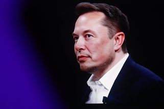 Elon Musk dokázal nemožné: Lidé se vracejí zpět ke spalovacím motorům