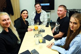 Děsivý díl pořadu Prostřeno! v Havířově: Hosté zvraceli a hostitelka se s pláčem hroutila, nepomohly ani chlebíčky