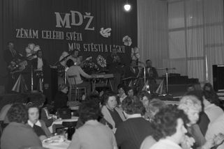 MDŽ za socialismu: Rudé karafiáty, pionýři s básničkami, chlebíčky s vlašákem a chlapi namol - Proženy.cz