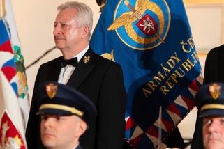 Kdo je tu generál? Zůna na ples dorazil ve vojenské uniformě. "Hrubá chyba"