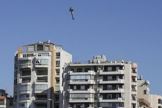 Fotky: Dopad bomby sekundu po sekundě. Fotograf zachytil útok na bytový dům - Seznam Zprávy