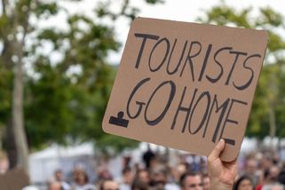 Vraťte se domů, máme vás plné zuby. Obyvatelé letovisek protestují proti masové turistice - Novinky