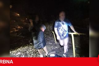 Strážníci načapali v křoví dvojici naprosto in flagranti. Mužovo spodní prádlo viselo na stromě