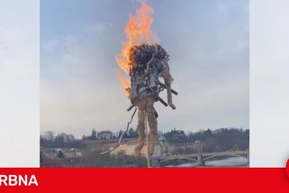 Průvod na Karlově mostě spálil Motoranu, letos tím chtěl kritizovat Motoristy