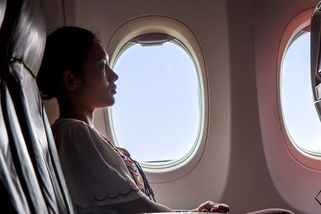 Odmítla pustit plačící dítě k oknu. Video z letadla zničilo ženě kariéru, teď jde k soudu