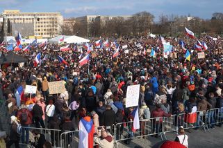 Den vlajky? Spíš den marketingu, který vlaje do pr...