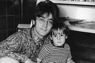 „Nesnáším tvůj smích!“ Lennon syna miloval i deptal, v 5 letech ho i s matkou nechal napospas osudu - Médium.cz