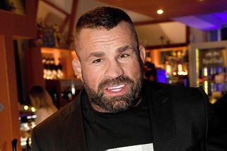 Karlos Vémola po oznámení rozchodu s Lelou frnkl do Špindlu. A není tam sám! - Super.cz