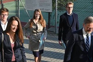 Expremiér Fiala má dceru. Miluje Nutellu a vzala si korunního prince