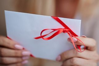 Dcera mi dala k narozeninám obálku. Myslela jsem, že si přilepším k důchodu, ale byl v ní jen papír - Médium.cz