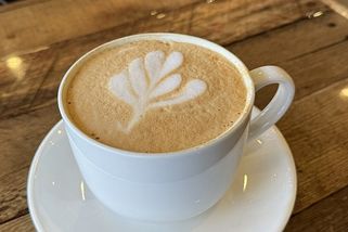 Chtěla jsem jen zaplatit kafe a jít. Mladý barista ale řekl něco, co jsem slyšet neměla - Médium.cz