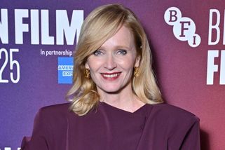 Opět skvostná! Aňa Geislerová na zahraniční premiéře oslnila v minimalistických bordó šatech