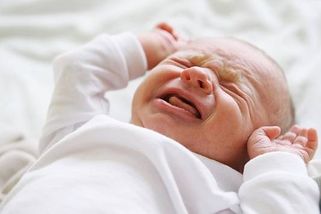 Lékařka sdílela snímky miminka s krvácením do mozku. Rodiče odmítli vitamin K