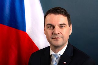 Macinkova malá pomsta s velkým přesahem. Ministr zahraničí z repatriace udělal osobní válku s Hradem