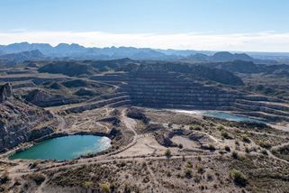 Američané šlápli do vosího hnízda. V Íránu ohrožují bilionový čínský byznys se vzácnými surovinami