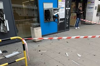 Ze dvou bankomatů v Praze si někdo odnesl všechny peníze. Při krádeži mohl použít výbušninu