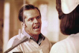 Zasloužil si Přelet nad kukaččím hnízdem před 50 lety Oscary? Nejsilnější filmový ročník hovoří jinak