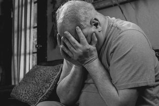 Kdo má právo sedět? Proč se necítím povinná uvolnit místo důchodcům - Médium.cz