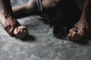 Dívky zotročil, bil a nutil k nechutnostem. Mladý muž stráví za mřížemi 10 let