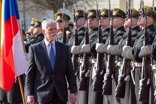 Na férovku: Prezident Pavel oslavil Den vstupu ČR do NATO obědem ve vojenské kantýně. Okamura se vrátil k japonským kořenům