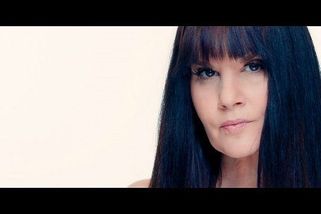 Zpívala árii nahá? Operní diva zapomněla rolák, na natáčení klipu si vzala hodně odvážné šaty | Super.cz